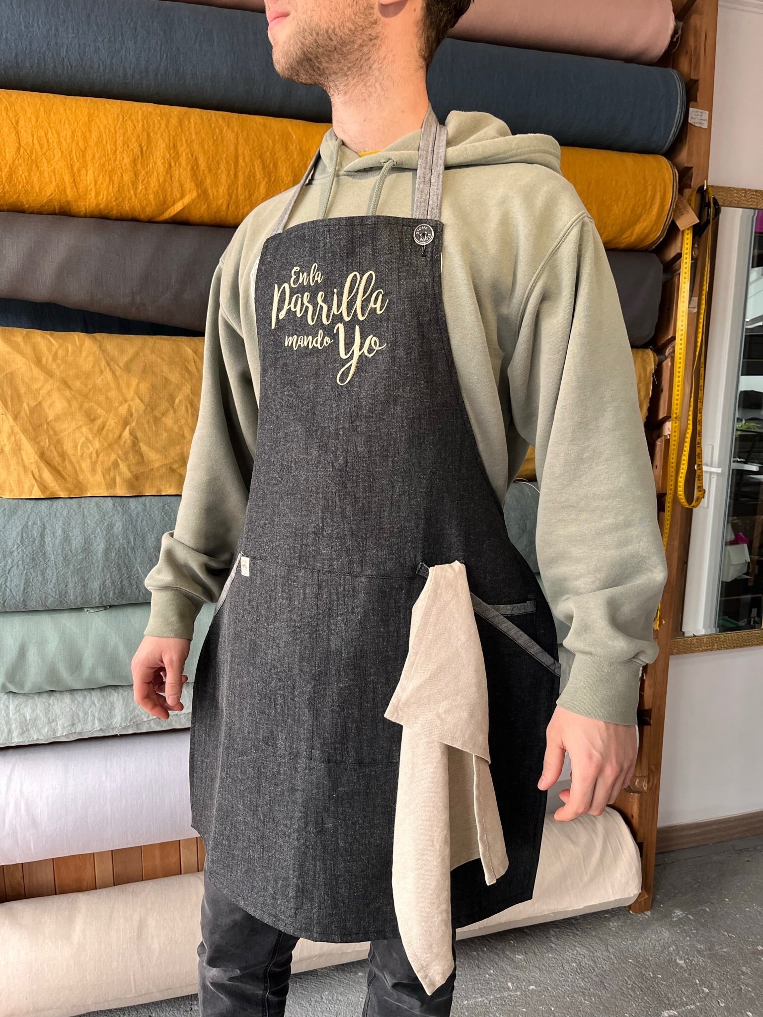 Delantal de mezclilla para papás parrilleros