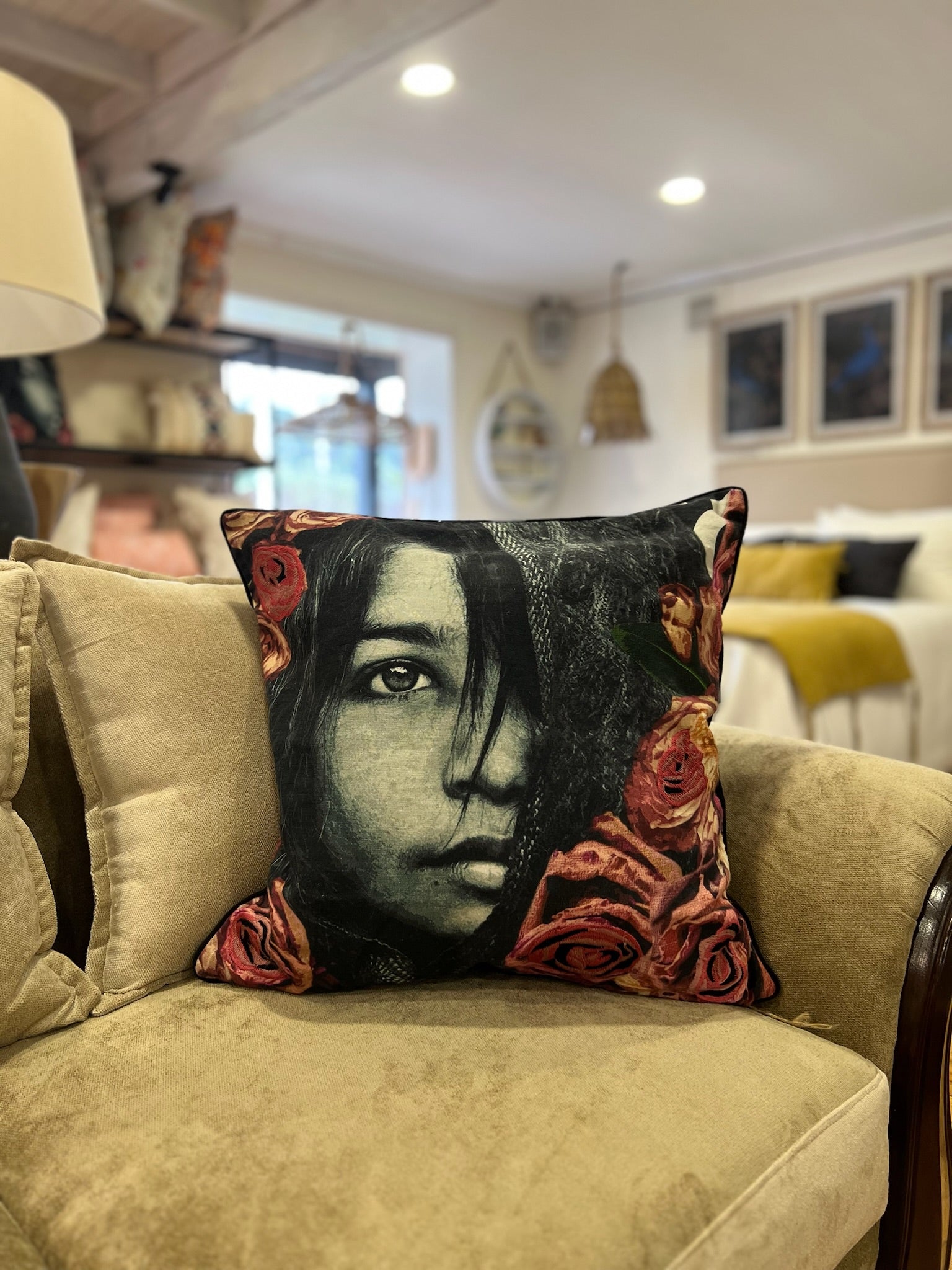 Cojín Mujer Negra con Rosas – 50x50
