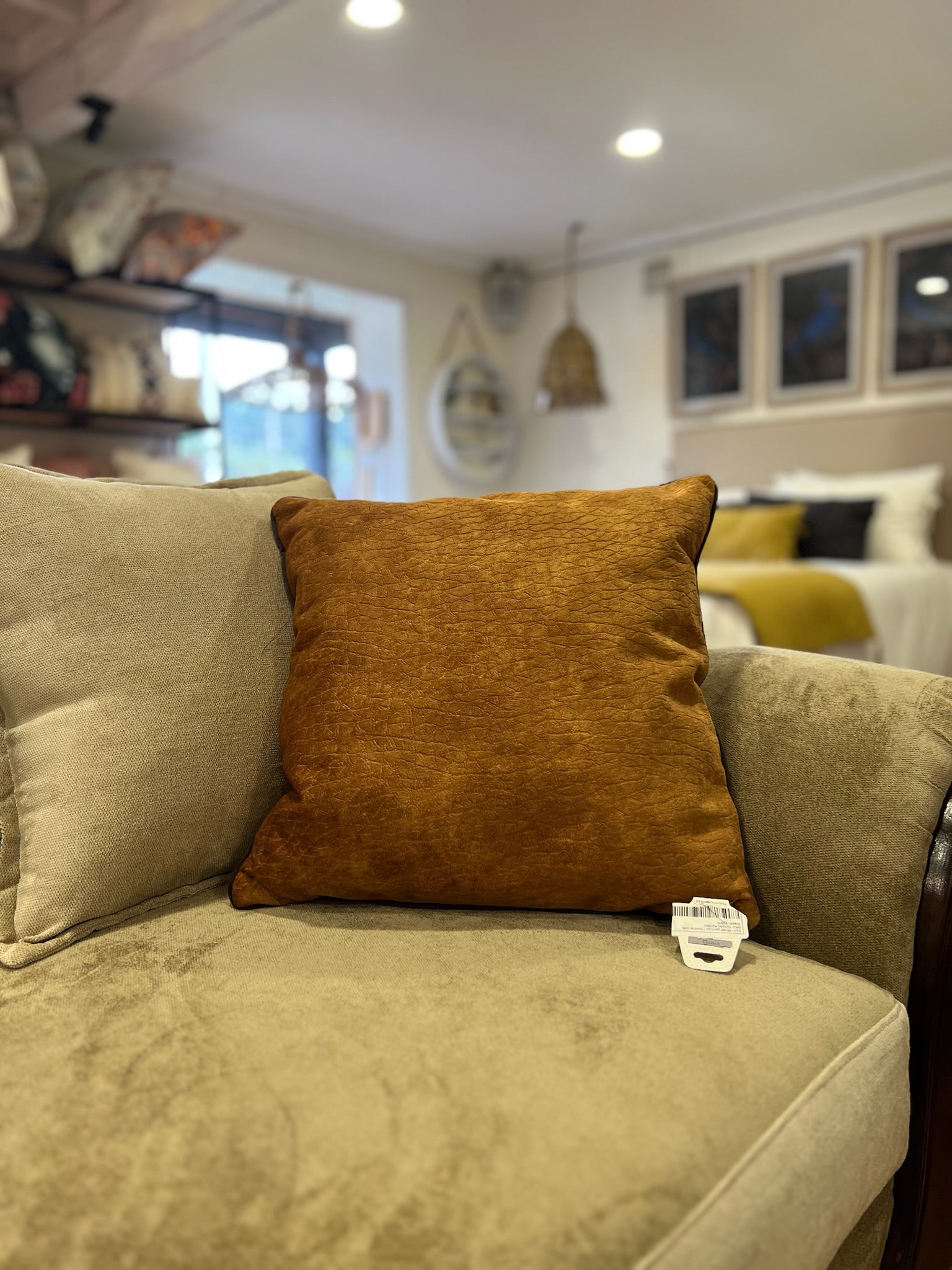 Cojín Gamuza Café con Cordón – Estilo y Textura Atemporal