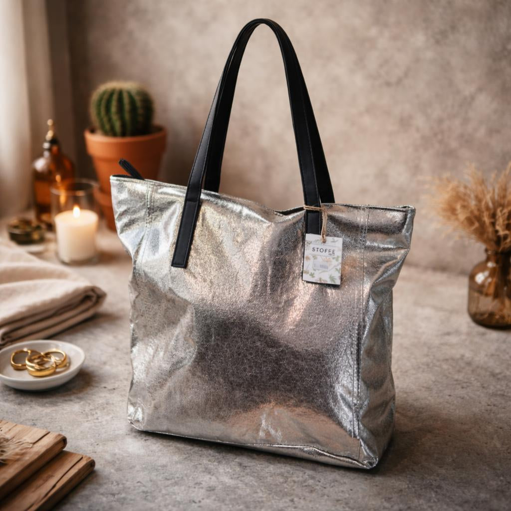 Cartera metalizada con asas de tela