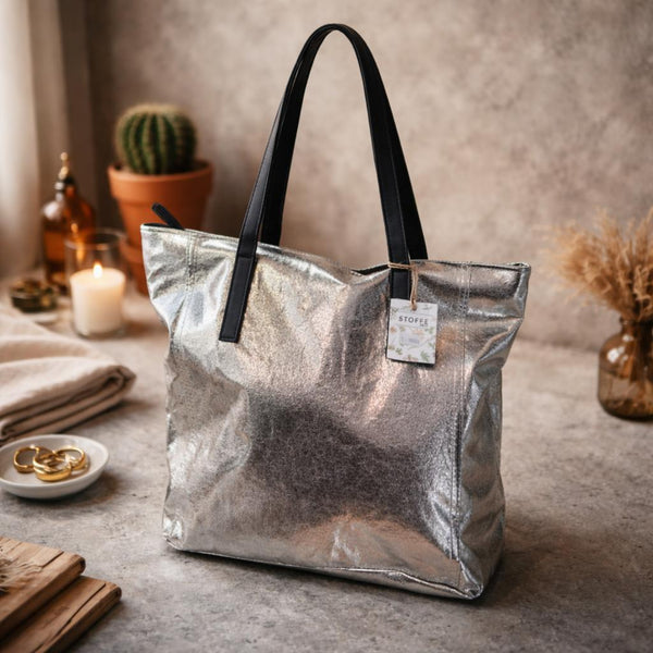 Cartera metalizada con asas de tela