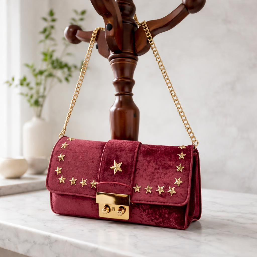 Bolso sobre gamuza con cadena dorada