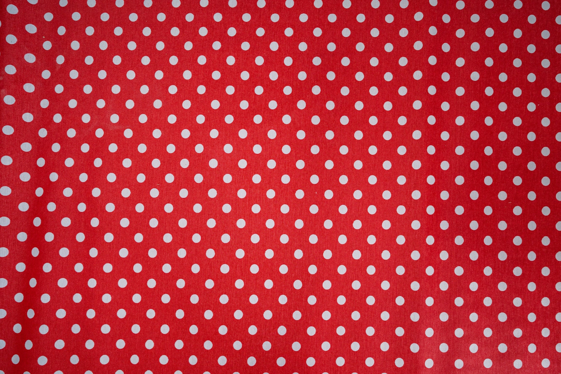 Tela Antimancha Rojo con Puntos Blancos - 1.8m de Ancho