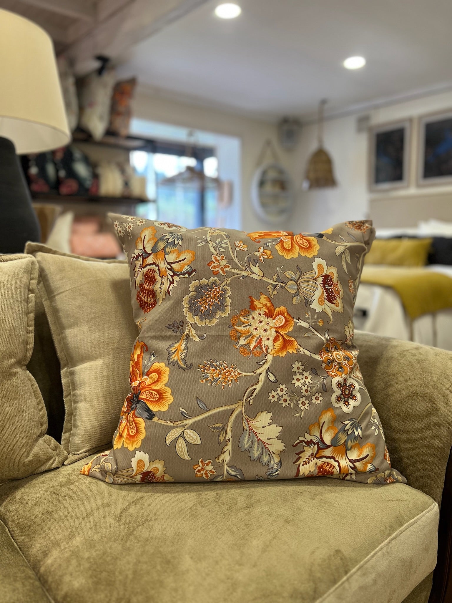 Cojín “Flor Naranja & Gris” – 60x60