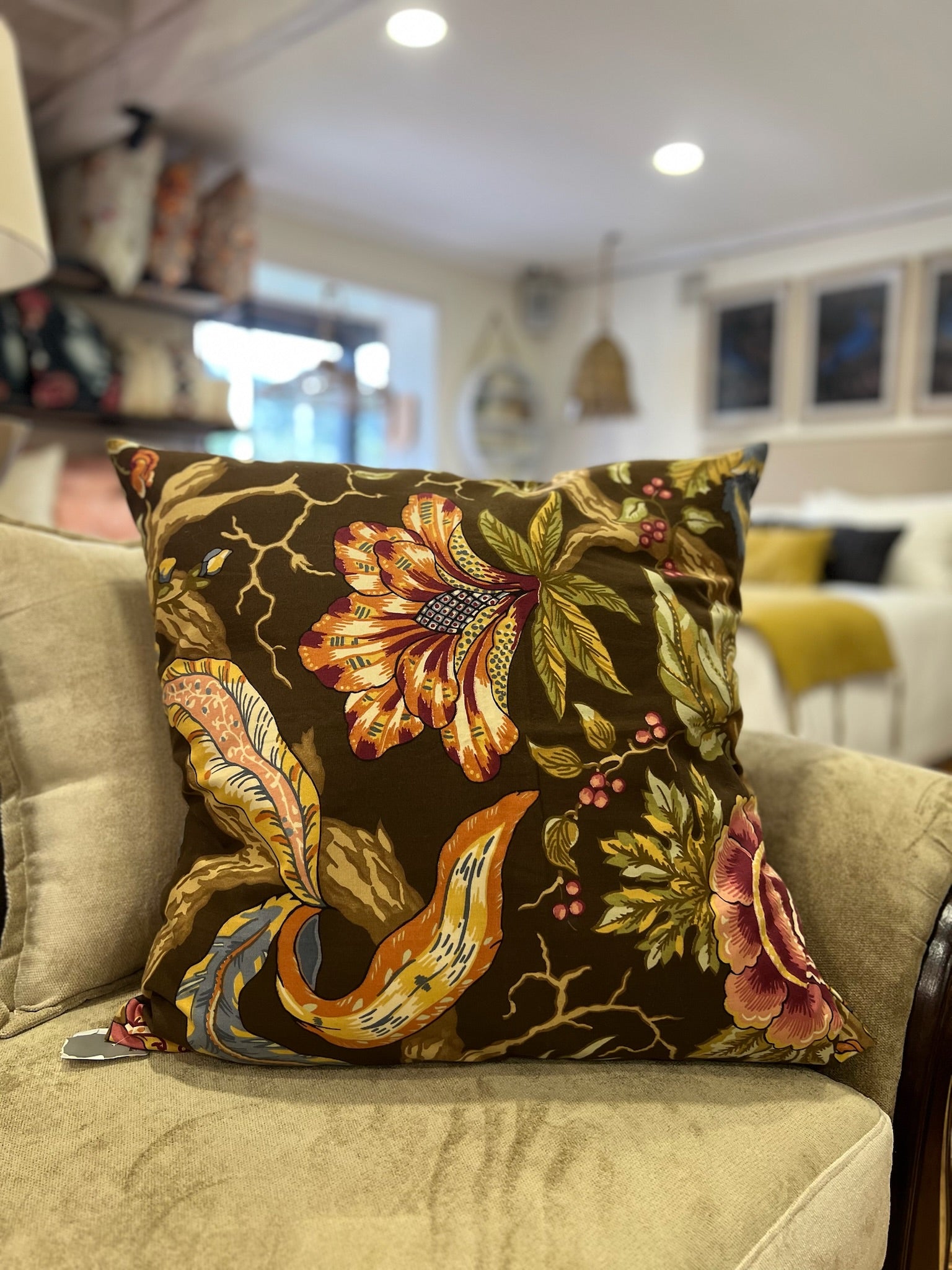 Cojín “Flor Naranja & Café” – 60x60