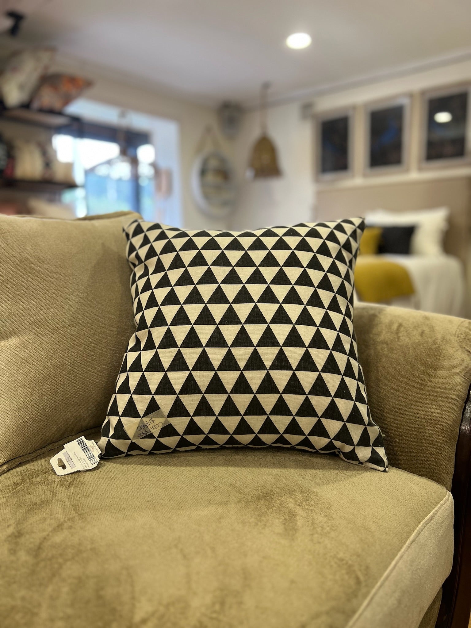 Cojín Triángulos Blanco & Negro – Diseño Moderno